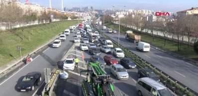 İstanbul'da k&ouml;pr&uuml; altına sıkışan tır nedeniyle uzun ara&ccedil; kuyrukları oluştu