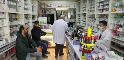 Eczacılar koronavir&uuml;s nedeniyle vatandaşlara bir metre uzaktan hizmet veriyor