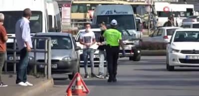 Ehliyetsiz s&uuml;r&uuml;c&uuml; polisi g&ouml;r&uuml;nce b&ouml;yle ka&ccedil;maya &ccedil;alıştı