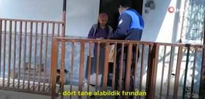 Ekipler yaşlı kadına ekmek g&ouml;t&uuml;rd&uuml;, duygulanıp elindeki &ccedil;eyrek altınları bağışladı