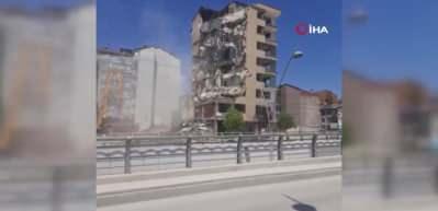 Elazığ&rsquo;da ağır hasarlı 8 katlı bina korna sesi ile yıkıldı