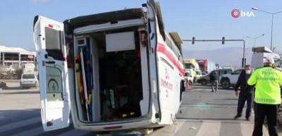  Elazığ&rsquo;da hasta taşıyan ambulans, hafif ticari ara&ccedil;la &ccedil;arpıştı: 4 yaralı