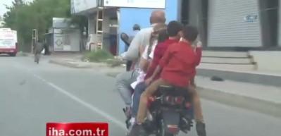 Elektrikli bisiklette 6 kişi