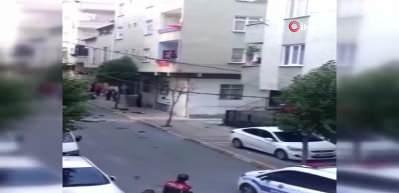Eline balta alıp ortalığı ayağa kaldırdı, evdeki b&uuml;t&uuml;n eşyaları sokağa fırlattı