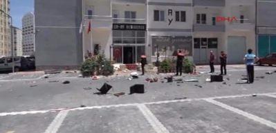 Eline ge&ccedil;en her şeyi aşağı fırlattı!