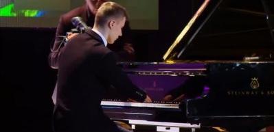 Elleri olmayan piyanistten muhteşem konser