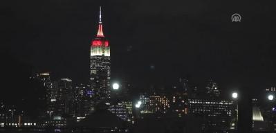 Empire State kırmızı-beyaz renklere b&uuml;r&uuml;nd&uuml;