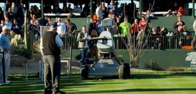 En usta golf&ccedil;&uuml;lere taş &ccedil;ıkaran robot