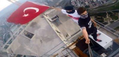 En y&uuml;ksek binada T&uuml;rk bayrağı dalgalandırdılar