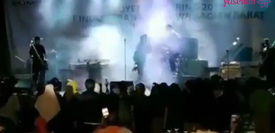 Endonezya'daki tsunami konser esnasında kameralara yansıdı!