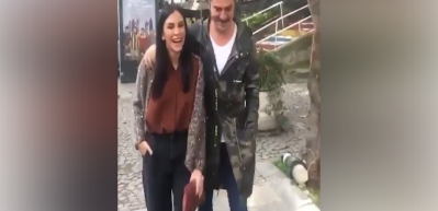 Engin Altan D&uuml;zyatan ve eşi Neslişah y&uuml;r&uuml;y&uuml;ş yaparken g&ouml;r&uuml;nt&uuml;lendi!