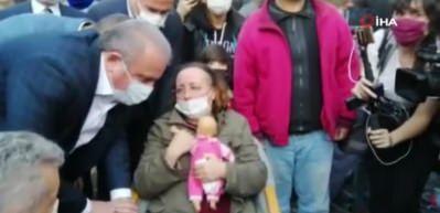Enkaz altındaki 4 evladını b&ouml;yle bekliyor
