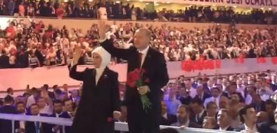 Erdoğan, 'D&ouml;nmem Geri Senin Yolundan' şarkısıyla karşılandı