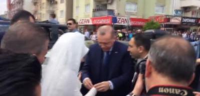 Erdoğan, yolunu kesen geline bilezik hediye etti