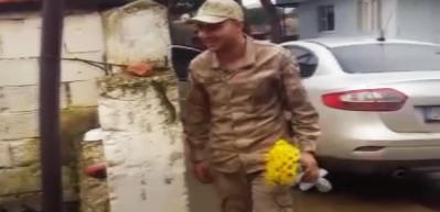 Erken terhis alan askerden ailesine duygulandıran s&uuml;rpriz