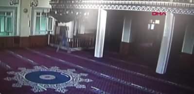 Camide &ccedil;irkin g&ouml;r&uuml;nt&uuml;! &Ouml;nce minberin altından bir seccade aldı ve...