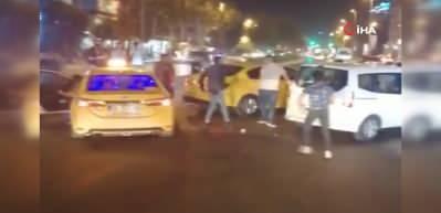 Esenyurt'ta taksici ter&ouml;r&uuml;: Yolu kapatıp birbirlerine girdiler!