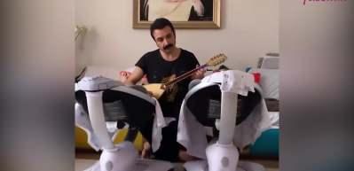 Eser Ey&uuml;boğlu'ndan ikizlerine saz eşliğinde m&uuml;zik performansı!
