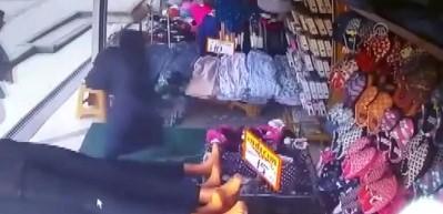 Eşini 17 yerinden bı&ccedil;aklayan zanlının bı&ccedil;ağı satın alma g&ouml;r&uuml;nt&uuml;leri ortaya &ccedil;ıktı