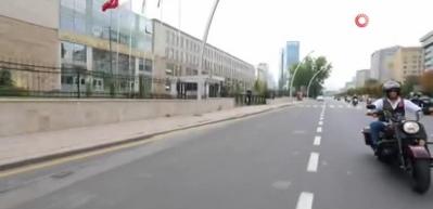 Eski Bakan T&uuml;zmen&rsquo;in bulunduğu konvoyda motosiklet kazası!