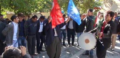 Esnaf Şanlıurfa'da davul &ccedil;aldırıp g&ouml;bek attı
