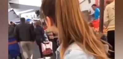 Esnafa moral vermek i&ccedil;in pazarda şarkı s&ouml;yledi!
