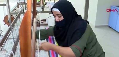 Esra &Ouml;zayyıldız yapamazsın diyenlere rağmen tek koluyla başardı!