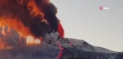 Etna Yanardağı yeniden faaliyete ge&ccedil;ti! 1 kilometre y&uuml;ksekliğe lav p&uuml;sk&uuml;rtt&uuml;!
