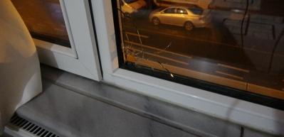 Evin penceresine kurşun isabet etti, k&uuml;&ccedil;&uuml;k &ccedil;ocuk saniyelerle &ouml;l&uuml;mden d&ouml;nd&uuml;