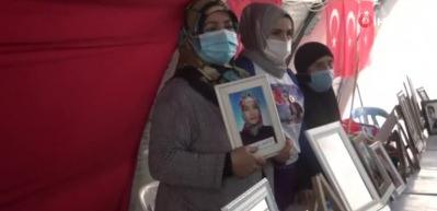 Evladının özlemine dayanamadı, röportaj esnasında baygınlık geçirdi