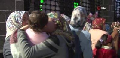 Evlat n&ouml;beti tutan aileler Hz. S&uuml;leyman Camii&rsquo;nde &ccedil;ocukları i&ccedil;in dua etti