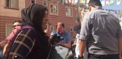 Evlat n&ouml;betindeki Yıldız Ballı HDP kapısında haykırdı: Bırakın i&ccedil;eri gireyim