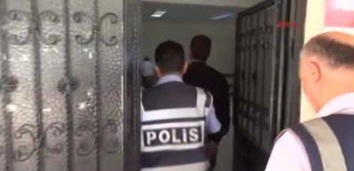  Evlerinde cephanelik &ccedil;ıktı 'Haberimiz yok' dediler