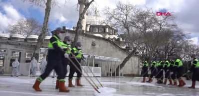 Ey&uuml;psultan Camii Ramazan &ouml;ncesi g&uuml;l suyuyla yıkandı