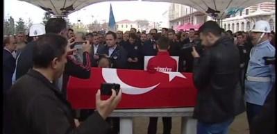 Ezeli rakibi Naim S&uuml;leymanoğlu&rsquo;nun tabutunu &ouml;pt&uuml;
