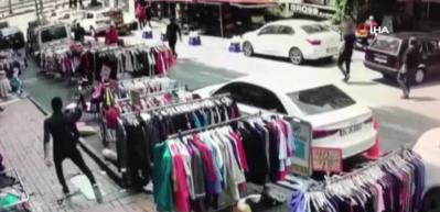 Fatih&rsquo;te iş adamını yumruklayıp gasp ettiler! O anlar kamerada