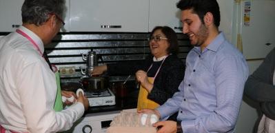 Fatma Şahin, misafiri olduğu &ouml;ğrencilere yemek yaptı 