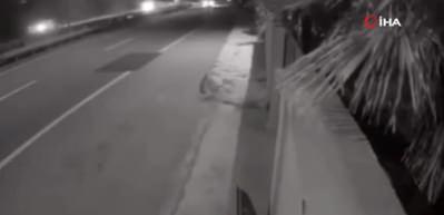 Feci kaza! Aracıyla tıra b&ouml;yle &ccedil;arptı