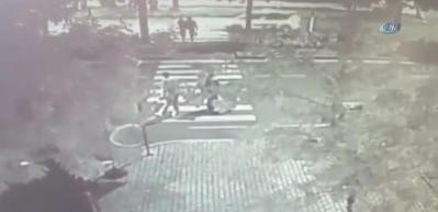 Feci kaza! Otomobil anne ile kızına b&ouml;yle &ccedil;arptı