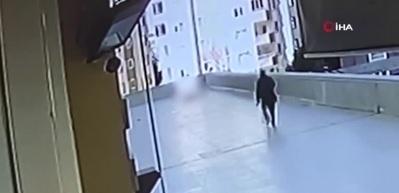 Feci &ouml;l&uuml;m kamerada! Cep telefonunu kurtarmak isterken 12'nci kattan d&uuml;şt&uuml;