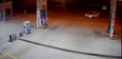 FET&Ouml;'n&uuml;n 'gaybubet evleri'ne operasyon kamerada!