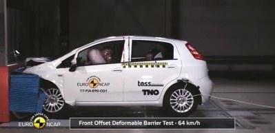 Fiat Punto &ccedil;arpışma testinde şoke eden sonu&ccedil;!