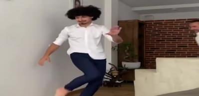 Oyuncu Fırat &Ccedil;elik ve yeğeninden bayram dansı!