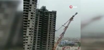 Fırtınada &uuml;rk&uuml;ten g&ouml;r&uuml;nt&uuml;! Vin&ccedil; evlerin &uuml;st&uuml;ne devrildi