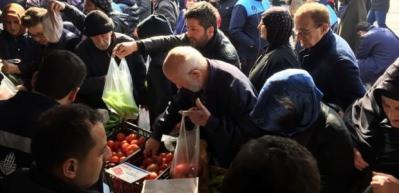 Fiyatlar yarı yarıya d&uuml;şt&uuml;! Vatandaş akın etti