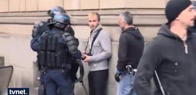 Fransız polisi tek tek sildirdi