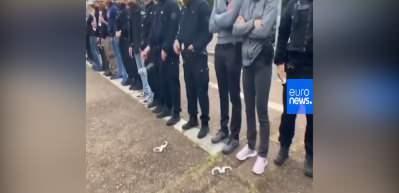 Fransız polisler, İ&ccedil;işleri Bakanı Castaner'i kelep&ccedil;e bırakarak protesto etti