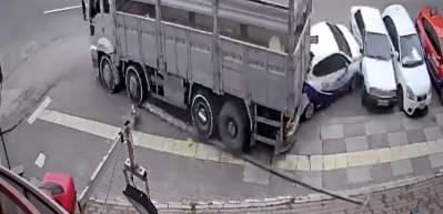 Freni boşalan kamyon park halindeki ara&ccedil;ları adeta bi&ccedil;ti