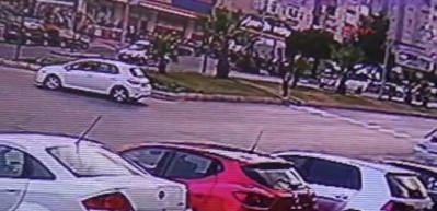  Freni boşalan minib&uuml;s, kırmızı ışıkta bekleyen ara&ccedil;lara &ccedil;arptı