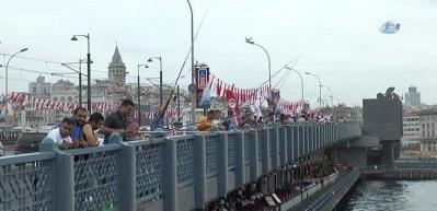 Galata K&ouml;pr&uuml;s&uuml;'nde balık tutma yarışı renkli g&ouml;r&uuml;nt&uuml;lere sahne oldu